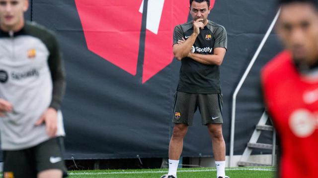 Xavi, dirigiendo un entrenamiento del Barça de cara al partido contra el Real Madrid