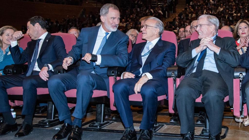 El rey Felipe VI junto a Isidro Fainé en el congreso de CEDE de 2023
