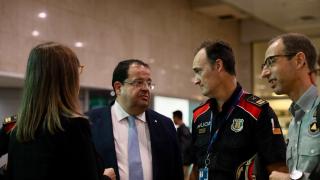 El 'conseller' Elena y el comisario jefe de Mossos, Eduard Sallent, antes de la 'performance' en Sants