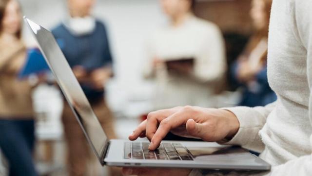 Estudiante con un ordenador portátil