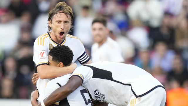 El peor control de la historia de Modric decide el clásicoLuka Modric abraza a Bellingham tras su asistencia en el clásico