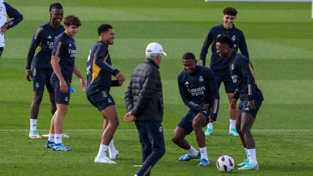 Los jugadores del Real Madrid preparan el clásico ante la mirada de Carlo Ancelotti