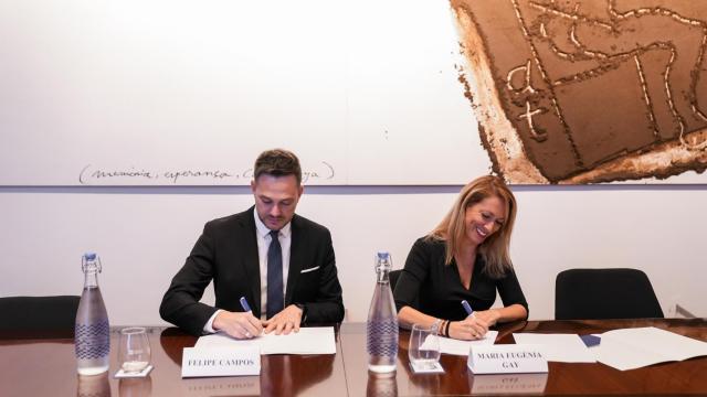La segunda teniente de alcalde de Derechos Sociales, Eduación y Ciclos de Vida del Ayuntamiento de Barcelona, Maria Eugènia Gay, y el consejero delegado de Aigües de Barcelona, Felipe Campos