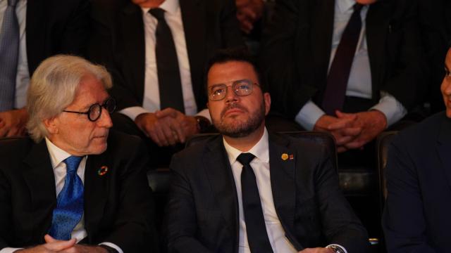 El presidente de la Generalitat, Pere Aragonès (d); a su lado, el presidente de Foment, Josep Sánchez Llibre