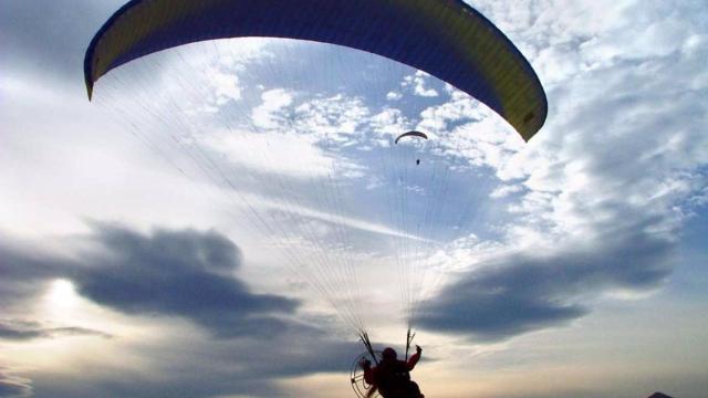Dos personas hacen parapente