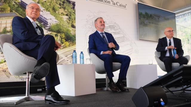 Isidro Fainé junto a Jaume Colboni y Josep Tabernero durante el acto de colocación de la primera piedra del Caixa Research Institute