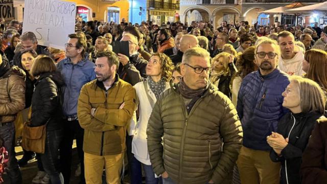 La manifestación ante el Ayuntamiento de Igualada ayer