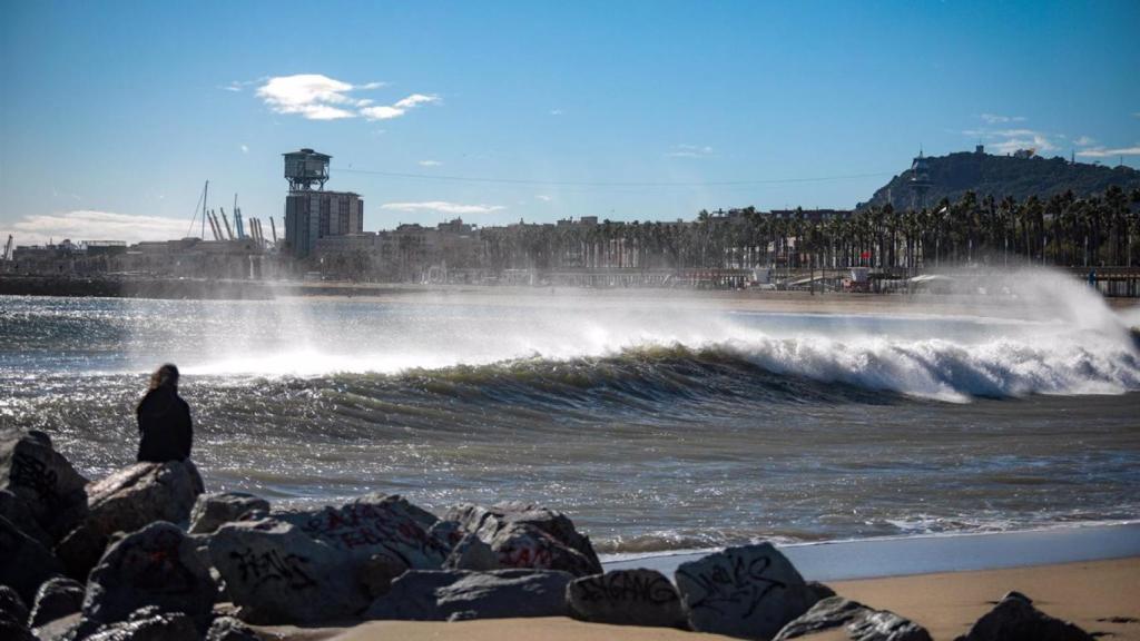 El viento causa un fuerte oleaje en las playas de Barcelona