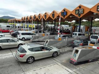 Coches en un peaje