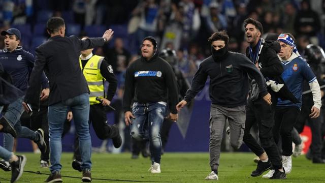 Los hinchas del Espanyol invaden el campo tras la derrota contra el Barça