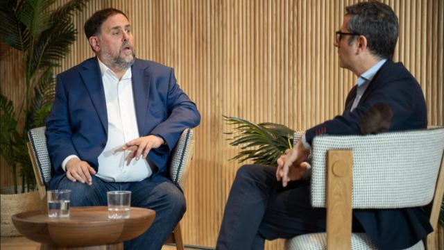 El ministro de la Presidencia, Félix Bolaños, firma el acuerdo de investidura de Pedro Sánchez con el líder de ERC, Oriol Junqueras