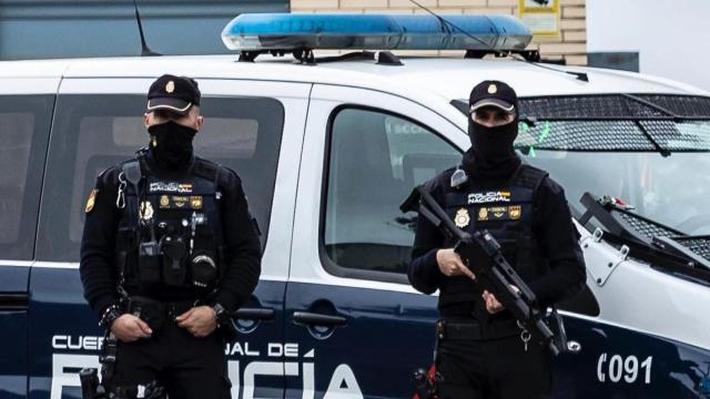 Dos agentes de Policía Nacional en un operativo anterior