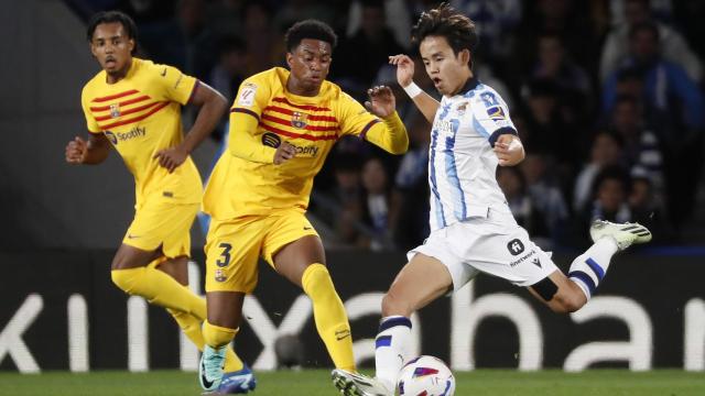 Take Kubo conduce el balón ante la marca de Alejandro Balde