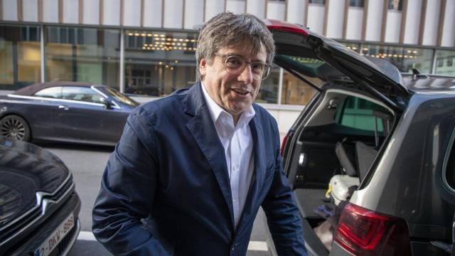 El expresidente de la Generalitat fugado, Carles Puigdemont, ante el maletero de un coche