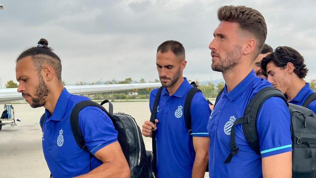 Braithwaite, junto a sus compañeros del Espanyol, en un desplazamiento