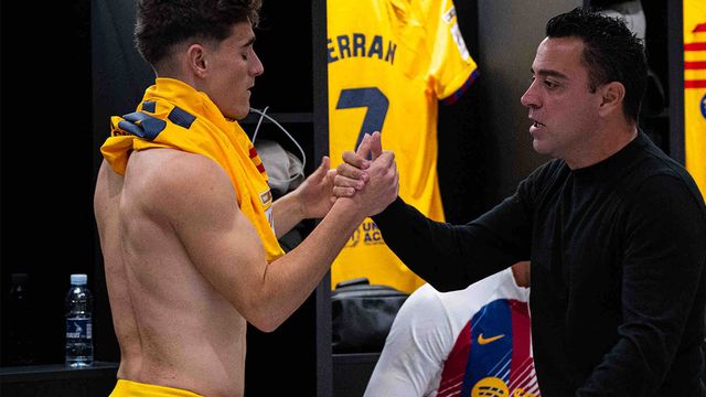 Gavi y Xavi se felicitan tras la victoria del Barça en Anoeta por la mínima