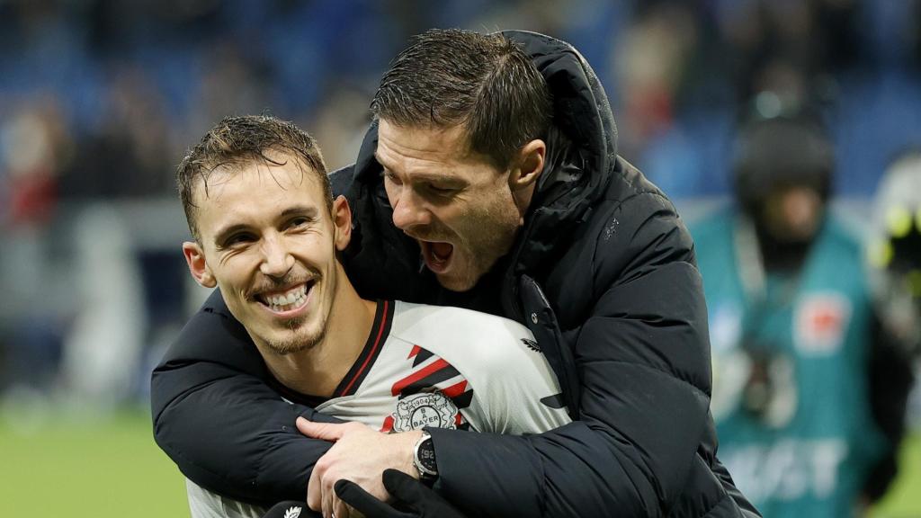 Alejandro Grimaldo y Xabi Alonso celebran una victoria del Bayer Leverkusen