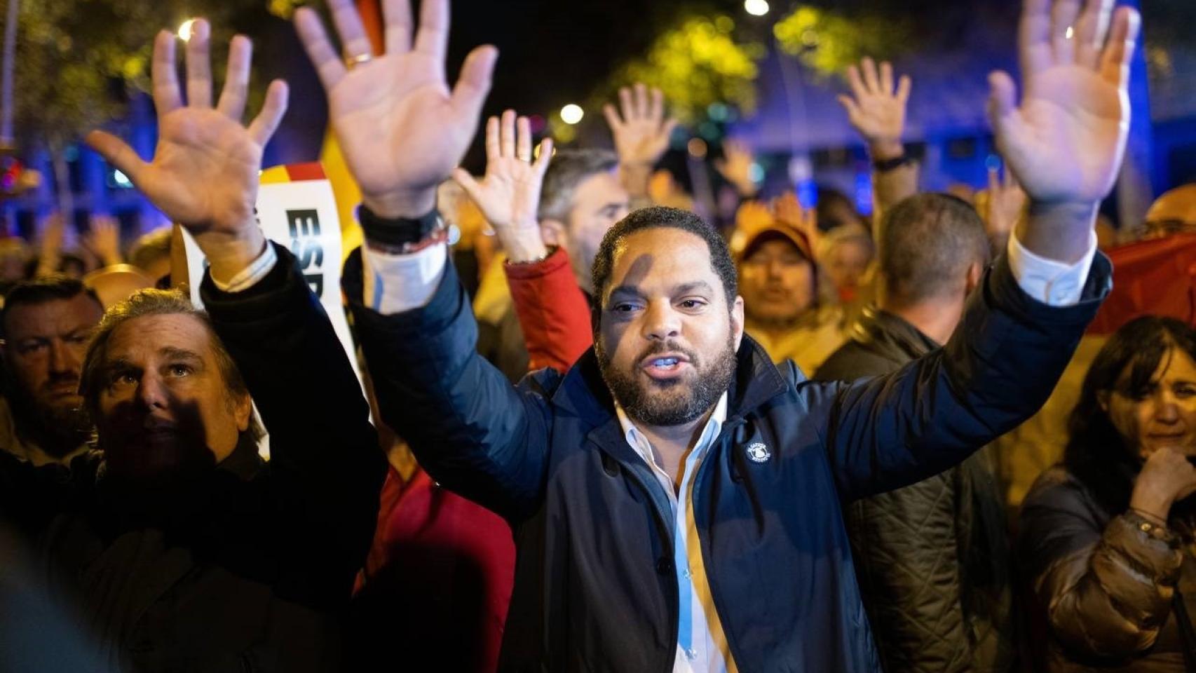 El líder de Vox, Ignacio Garriga, en una concentración delante de la sede del PSC