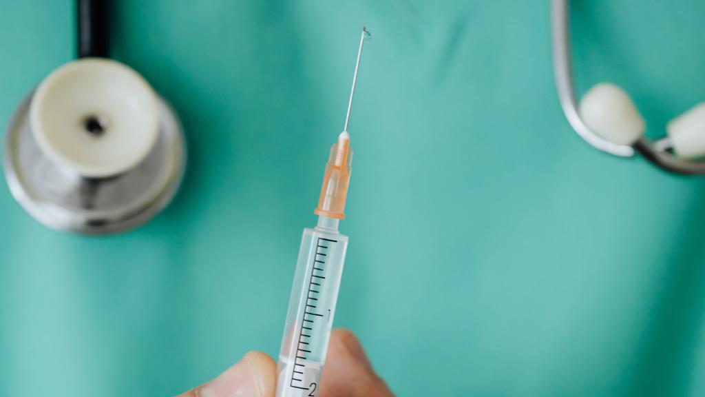 Un sanitario prepara una vacuna