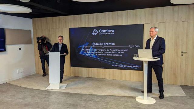 Josep Santacreu (i.) y Joan Ramon Rovira (d.), presidente y jefe del gabinete de estudios económicos y de infraestructuras de la Cámara de Comercio de Barcelona,  respectivamente