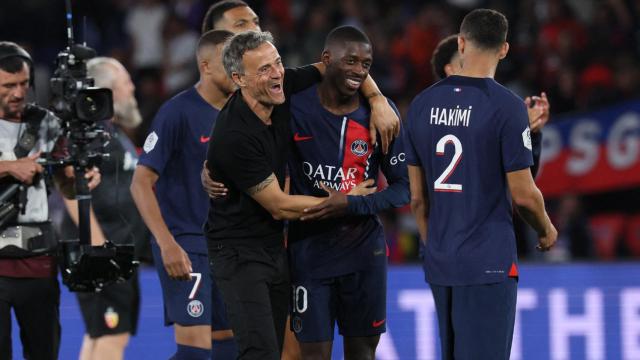 Luis Enrique abraza a Dembelé después de una victoria del PSG