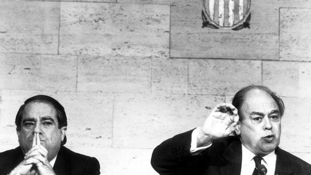 Lluís Prenafeta (i) junto al expresidente catalán Jordi Pujol en una rueda de prensa de 1990