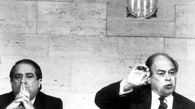 Lluís Prenafeta (i) junto al expresidente catalán Jordi Pujol en una rueda de prensa de 1990