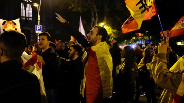 Un manifestante hace un saludo fascista frente a la Delegación del Gobierno en Barcelona