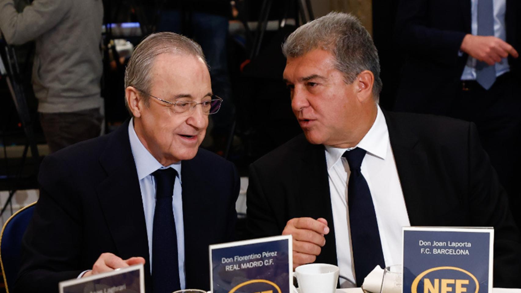 Joan Laporta y Florentino Pérez, conversando animadamente en un acto de la Superliga
