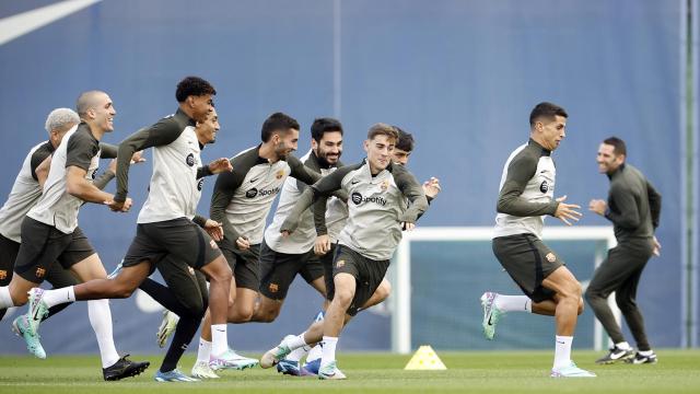 Los futbolistas del Barça entrenan en la previa del partido contra el Alavés