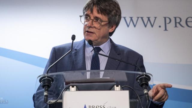 El expresidente de la Generalitat, Carles Puigdemont, en rueda de prensa para explicar los detalles del acuerdo de investidura con el PSOE