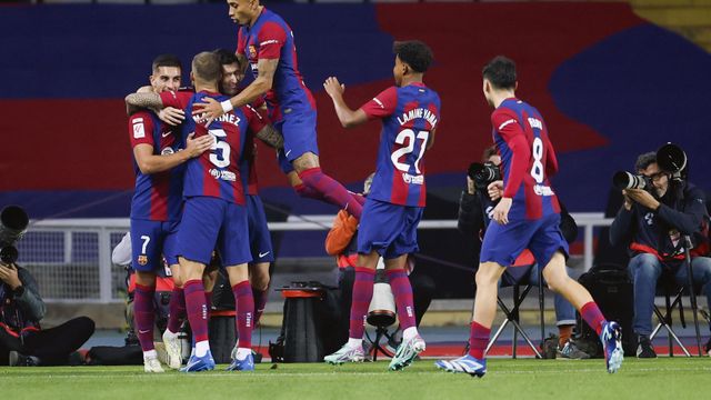 Los jugadores del Barça celebran el gol de la victoria contra el Alavés