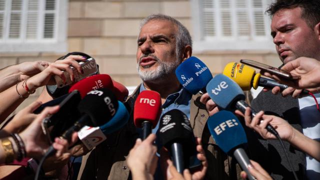 El líder de Cs en Cataluña, Carlos Carrizosa, minutos antes de participar en la protesta contra la amnistía en plaza Sant Jaume