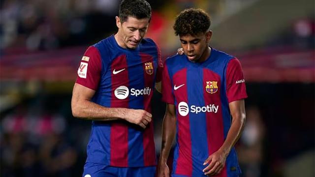 Robert Lewandowski y Lamine Yamal, durante un partido del Barça