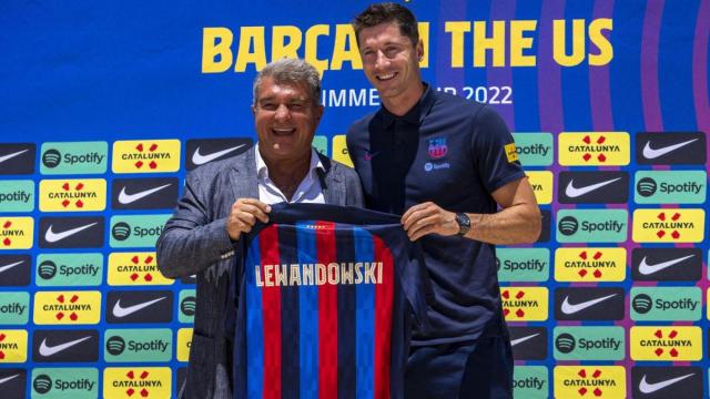 Laporta y Lewandowski, en la presentación oficial del delantero polaco como jugador del Barça
