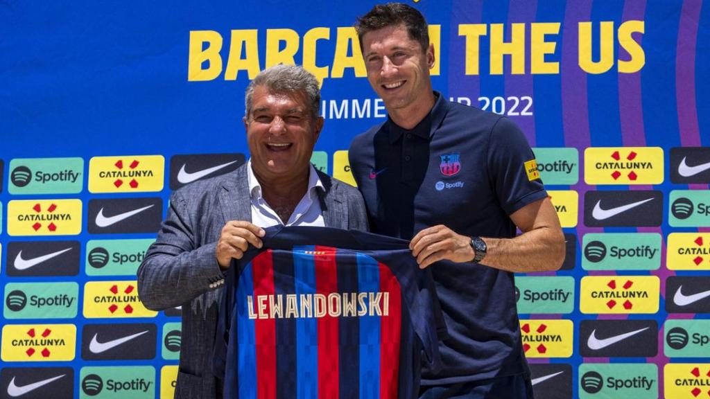 Laporta y Lewandowski, en la presentación oficial del delantero polaco como jugador del Barça