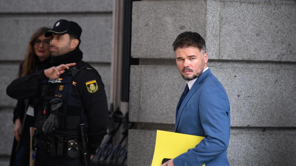 El portavoz de ERC en el Congreso, Gabriel Rufián, a su salida de la primera sesión del debate de investidura de Pedro Sánchez