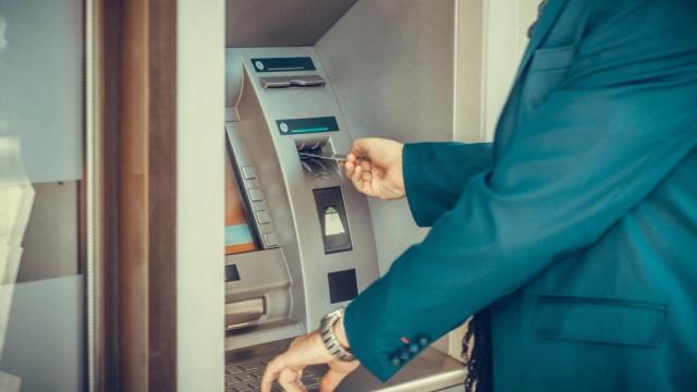 Una persona mayor usa un cajero automático