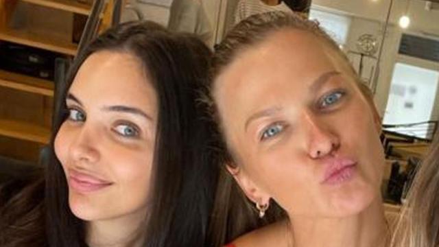 Sara Arfaoui y Anna Lewandowska, parejas de Gundogan y Lewandowski, en una clase de pilates