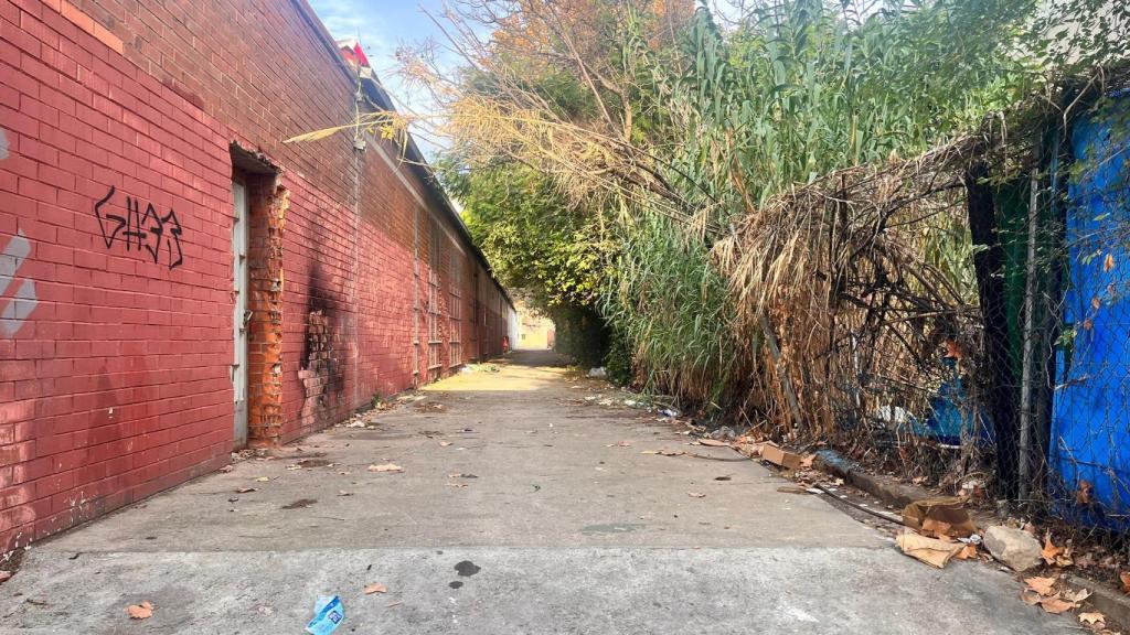 El pasaje que atraviesa el B-9 okupado