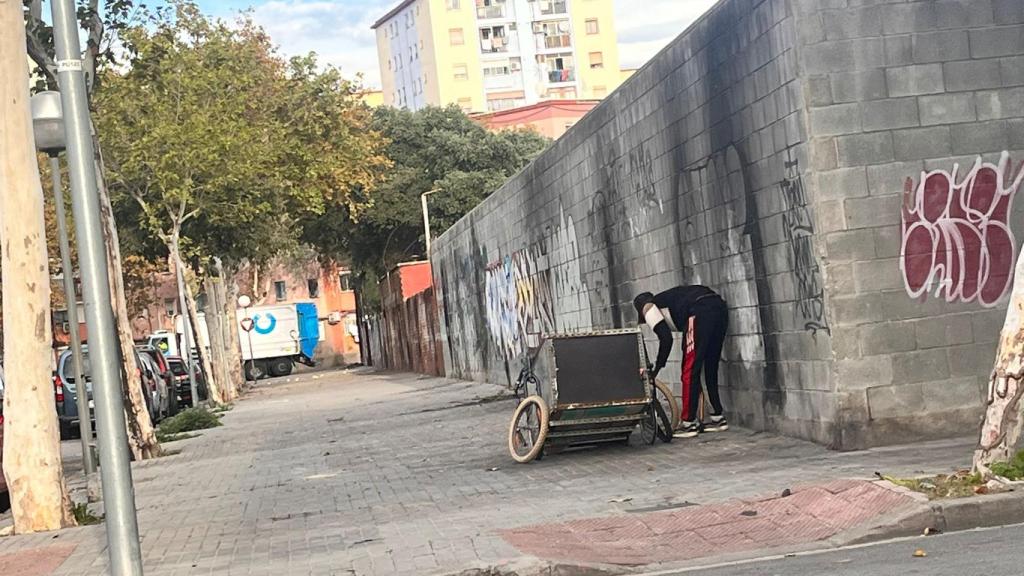 Uno de los ocupantes del antiguo B-9 recogiendo chatarra