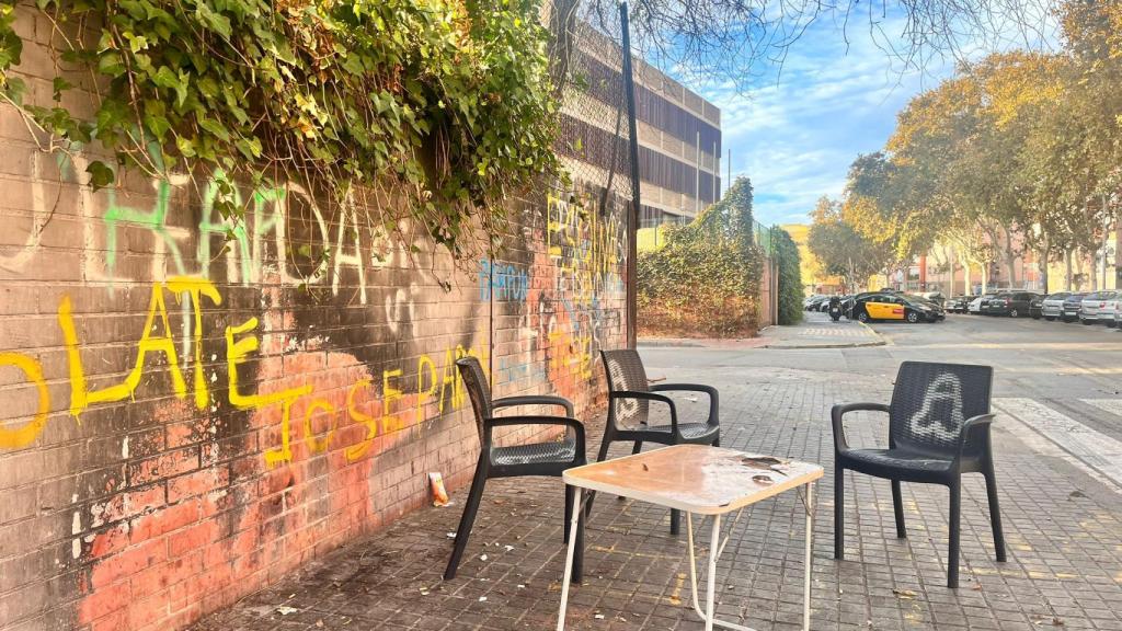 Sillas todavía organizadas en lo que la noche anterior fue un botellón callejero