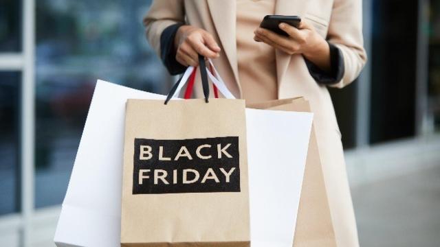 Una mujer comprando durante el Black Friday
