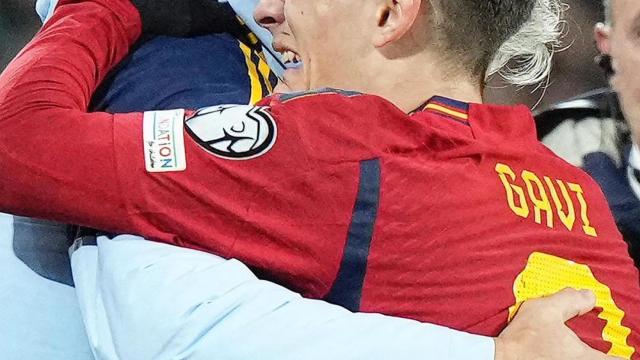 Gavi llora tras caer lesionado en el España-Chipre