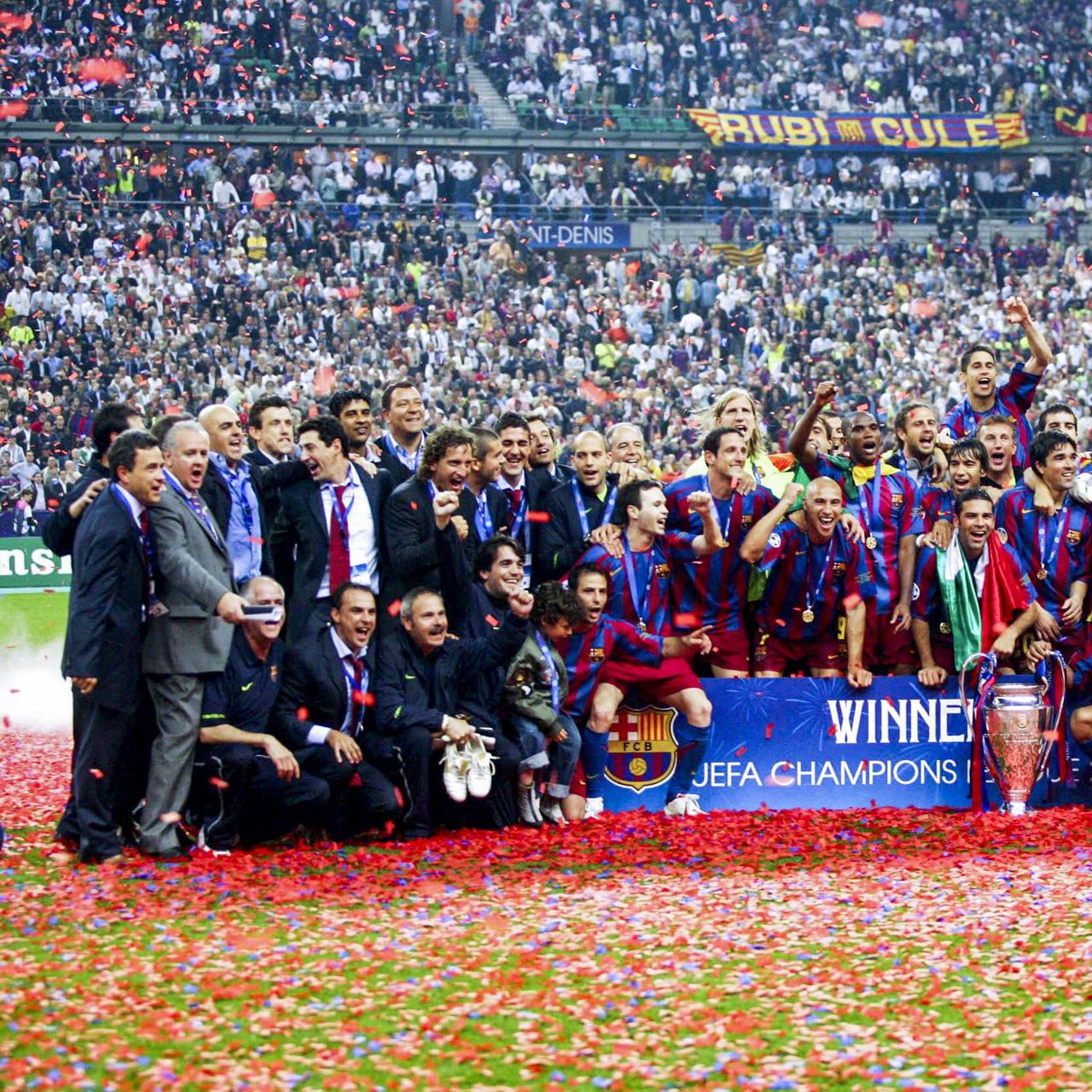 Els jugadors del Barça celebren la Champions que van guanyar el 2006