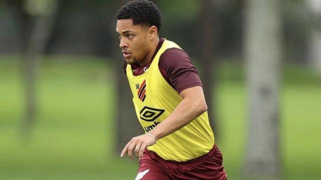 Vitor Roque regresa a los entrenamientos con el Athletico Paranaense