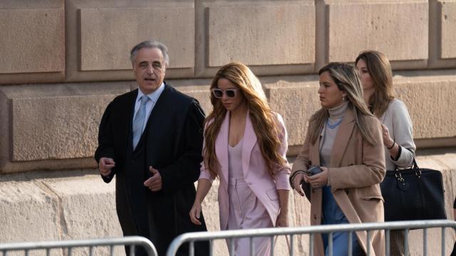 Imagen de archivo de Shakira llegando a la Audiencia de Barcelona con el abogado Pau Molins