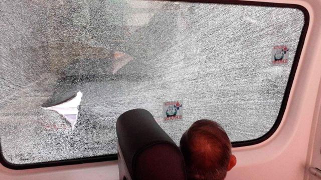 Imagen de los desperfectos en una ambulancia producidos hoy