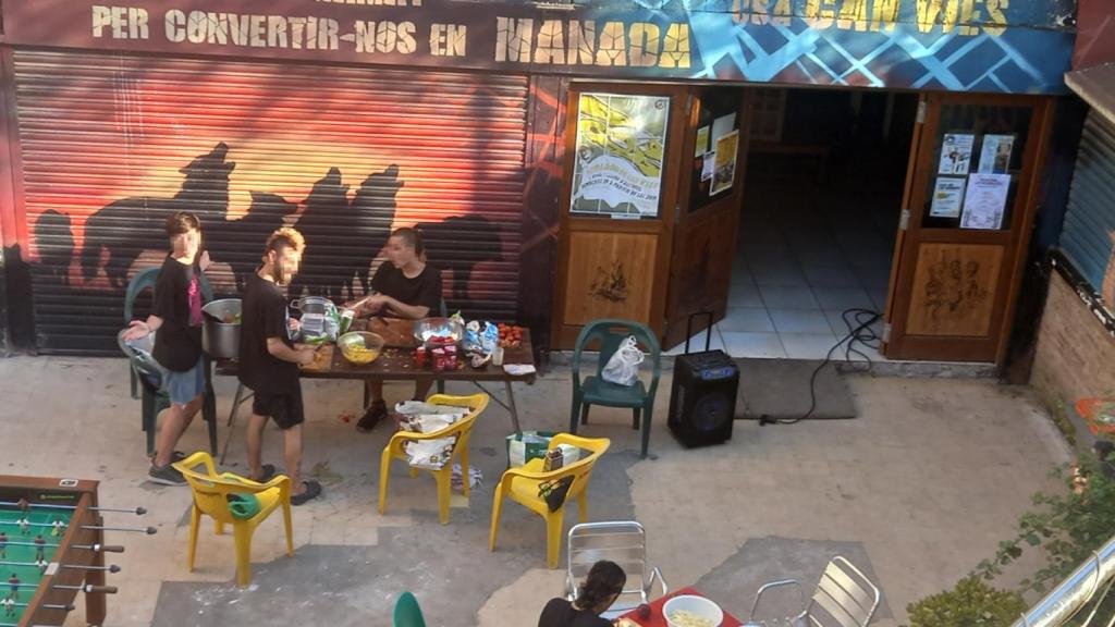 Algunos de los okupas preparan una comida popular en el patio de Can Vies