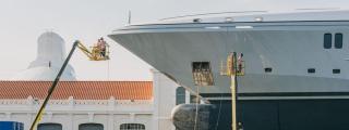 Imagen de un barco en reparación en Marina Barcelona 92